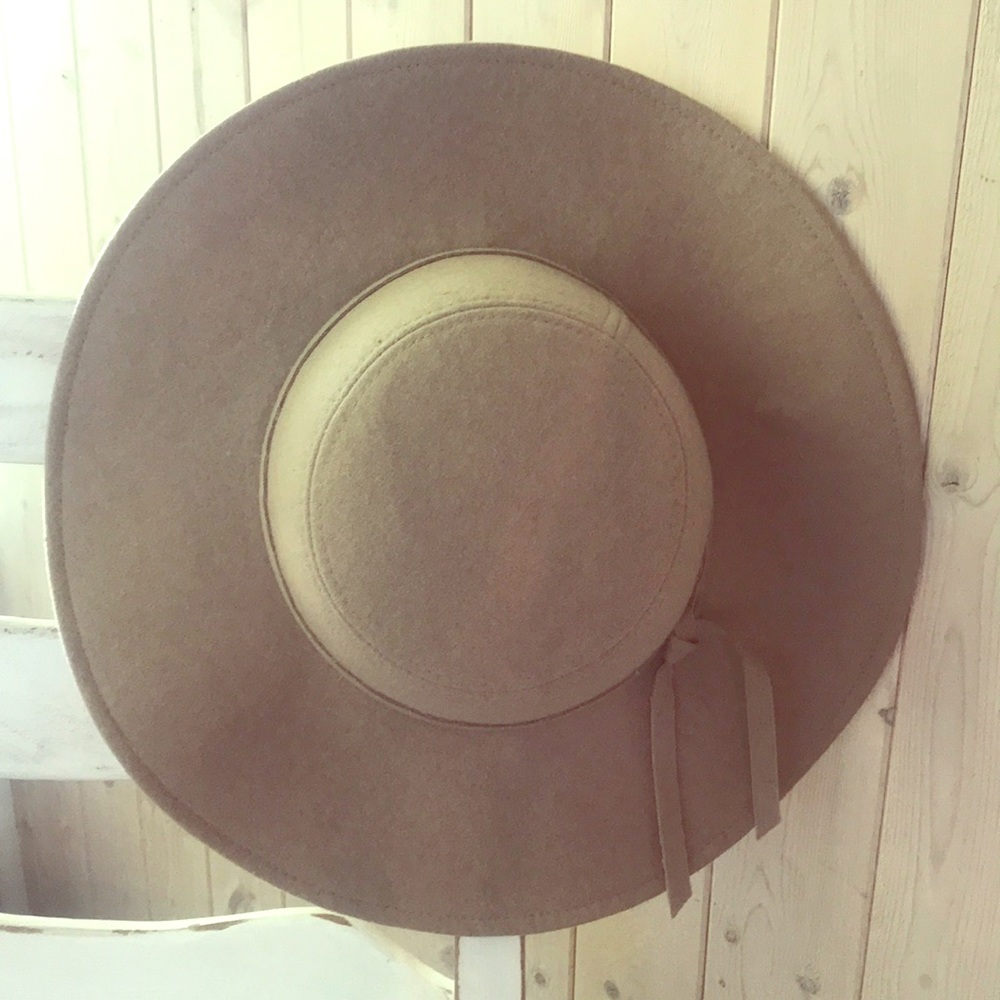 Tan, round brim hat